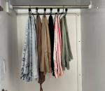 طراحی نوین و کاربردی ابعاد کلی : 30.5cm * 14.8cm تولید شده از جنس فلزی با روکش لعاب سبک و مقاوم دو قلاب تعبیه شده در دو طرف بازوی اصلی برای آویزان شدن داخل کمد پنج آویز عصایی شکل تعبیه شده بر روی بازوی اصلی باز بودن یک طرف آویزهای عصایی برای دسترسی ساده تر به لباس پوشش لبه های آویز با استفاده از روکش های محافظ پلاستیکی امکان استفاده از کالا به صورت عمودی و افقی بهره برداری حداکثری از فضای داخل کمد مناسب برای نگهداری شلوار ، شال و ...