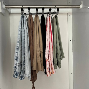 طراحی نوین و کاربردی ابعاد کلی : 30.5cm * 14.8cm تولید شده از جنس فلزی با روکش لعاب سبک و مقاوم دو قلاب تعبیه شده در دو طرف بازوی اصلی برای آویزان شدن داخل کمد پنج آویز عصایی شکل تعبیه شده بر روی بازوی اصلی باز بودن یک طرف آویزهای عصایی برای دسترسی ساده تر به لباس پوشش لبه های آویز با استفاده از روکش های محافظ پلاستیکی امکان استفاده از کالا به صورت عمودی و افقی بهره برداری حداکثری از فضای داخل کمد مناسب برای نگهداری شلوار ، شال و ...